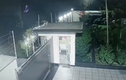 Video : Lái xe say rượu đâm bay cổng an ninh bị bắn