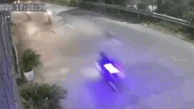 Video: Xe máy đấu đầu khiến 2 người văng xuống đường