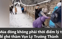 Video : Du khách trượt ngã khi leo Vạn Lý Trường Thành