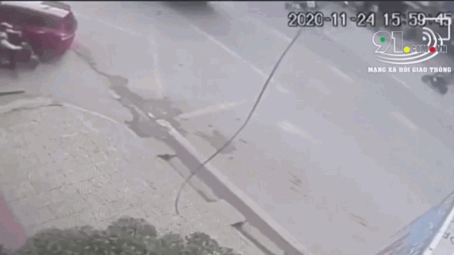Video: Xe máy điện chở 3 tông thẳng vào hông xe tải