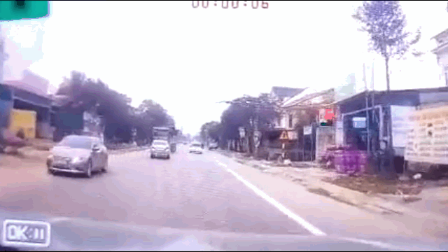 Video: Ô tô con nát đầu sau cú tông kinh hoàng