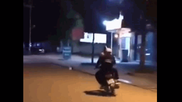 Video: Chạy xe lạng lách trên đường nhận ngay kết đắng