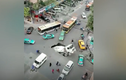 Video : Hố tử thần khổng lồ nuốt chửng xe trộn bê tông