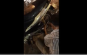 Video : Người bán hàng rong giúp cô gái lạ sửa xe