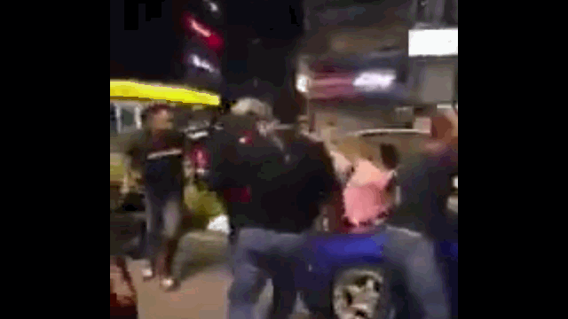 Video: Gây tai nạn định bỏ chạy, nam thanh niên bị vây đánh