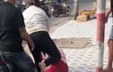 Người phụ nữ lao vào đánh đập, chửi bới bồ nhí của chồng cũ