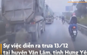 Video: Ôtô tải vượt ẩu, tông 2 người đi xe máy