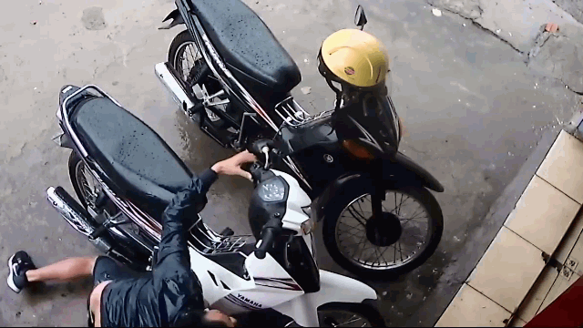 Video: Thanh niên dại dột thử xi nhan khi đi trộm xe