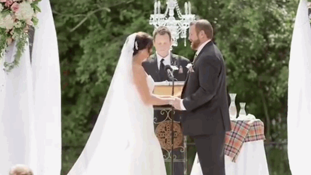 Video: Chú rể tát thẳng vào mặt cô dâu và sự thật bất ngờ