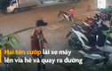 Video: Bé gái ngơ ngác khi bị giật điện thoại