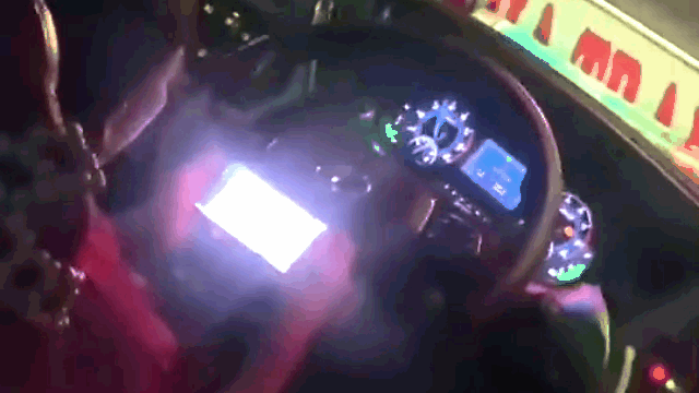 Video: Tài xế buông vô lăng rồi chơi game khi đang lái xe