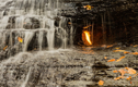 Ngọn lửa bí ẩn cháy trong thác nước
