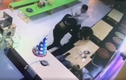 Video :Cảnh người phụ nữ bị hai thanh niên đánh đập
