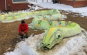Một gia đình ở Mỹ đắp con rắn khổng lồ bằng tuyết
