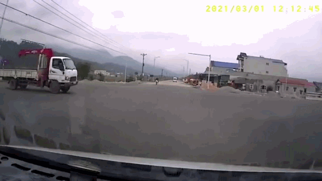 Video: Kinh hoàng cảnh xe ô tô con đâm lật xe tải cẩu