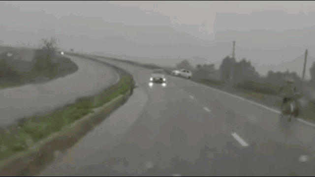 Video: Tài xế ô tô đi ngược chiều "hồn nhiên" bắt xe khác nhường đường