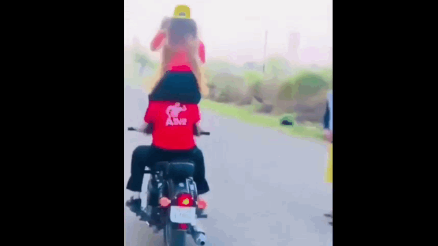 Video: Cảnh 2 cô gái điều khiển xe máy rồi "diễn xiếc" trên phố