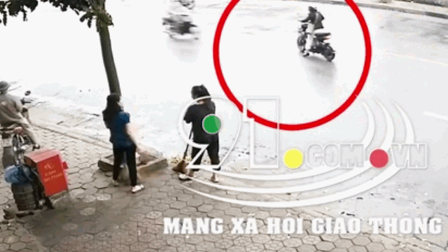 Video: Chạy ngược chiều để sang đường, người phụ nữ bị tông ngã sấp mặt