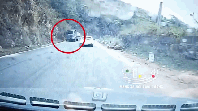 Video: Lao vào vách núi, xe ben biến dạng sau cú tông kinh hoàng