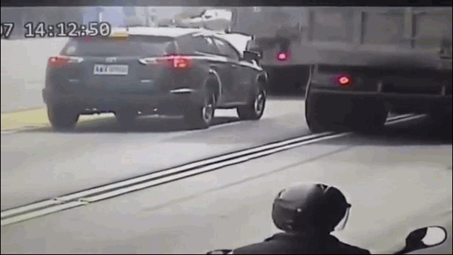 Video: Lốp xe ben phát nổ kinh hoàng, ô tô con "bay" luôn cửa kính
