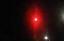 UFO rực đỏ bay lơ lửng trên bầu trời Paris