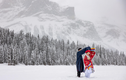 Cô gái Việt chụp ảnh cưới cổ phục giữa tuyết trắng