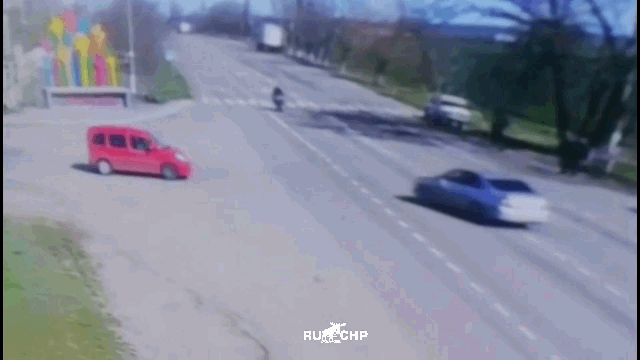 Video: Tông thẳng vào đầu ô tô, nam thanh niên bay lên không trung