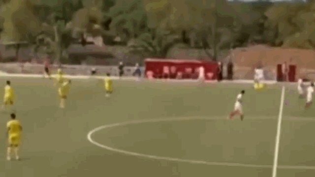 Video: Va chạm với đối thủ, cầu thủ "nuốt lưỡi" qua đời ngay trên sân