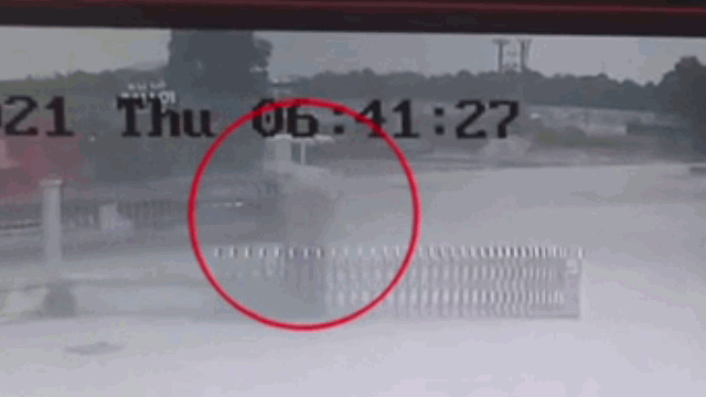 Video: Va chạm với xe container, người đàn ông tử vong tại chỗ