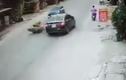 Video: 2 nữ sinh đâm vào đuôi ôtô, bị xe đi ngược chiều cán trúng
