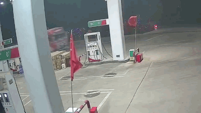 Video: Khoảnh khắc xe tải lao vào trạm xăng, ủi bay cây tiếp nhiên liệu