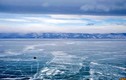 Vẻ đẹp kỳ vĩ và băng giá của hồ nước ngọt rộng nhất thế giới