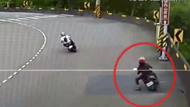 Video: Dùng chân phanh xe bất thành, nam thanh niên lao thẳng xuống vực