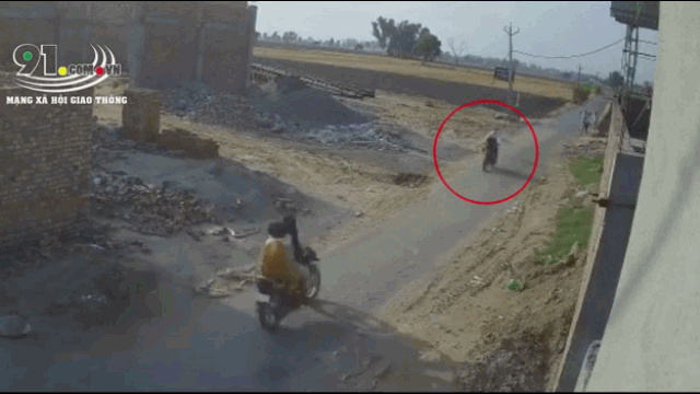Video: Kinh hoàng cảnh 2 xe máy đấu đầu, 3 người văng xa hàng chục mét