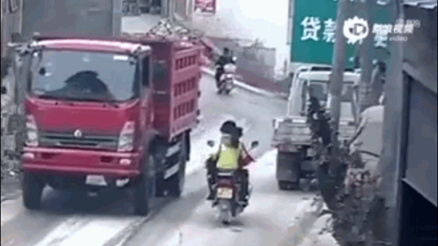 Video: Thùng xe tải bất ngờ bung nắp, đập trúng mặt người đi đường