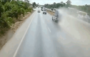 Video: Nổ lốp 2 lần liên tiếp, xe bán tải lộn nhào trên cao tốc