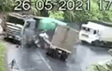 Video: Xe tải vào cua ẩu, đâm trực diện xe ben ở Yên Bái