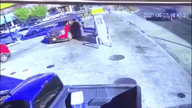 Video: Say rượu, nữ tài xế lái ô tô đâm bay cột bơm xăng