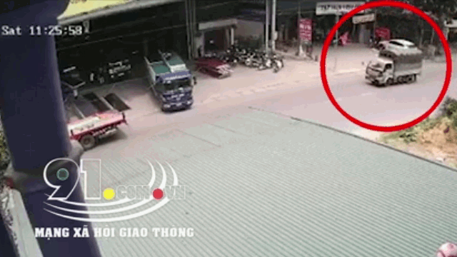 Video: Kinh hoàng cảnh xe tải tông vào ô tô đang dừng đỗ ở Phú Thọ