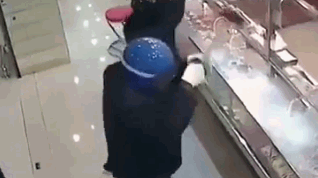Video: 2 tên trộm ra sức đập tủ kính cướp vàng và cái kết hài hước