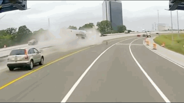 Video: Đâm vào dải phân cách, xe bồn chở xăng phát nổ kinh hoàng