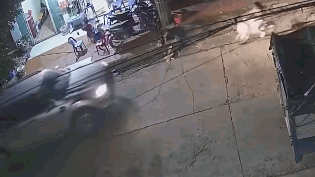 Video: Chạy lấn làn, nữ tài xế tông trúng bé gái đi xe đạp