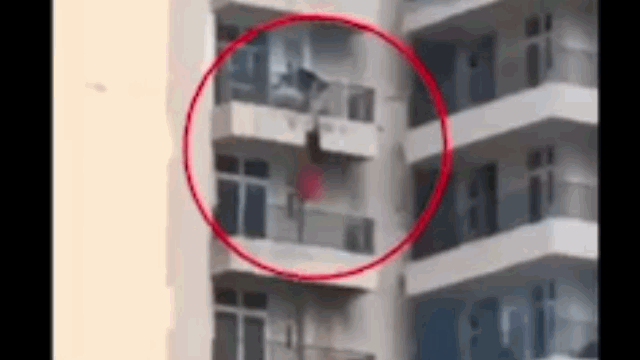 Video: Tuột khỏi tay chồng, người phụ nữ rơi xuống từ tầng 9 chung cư