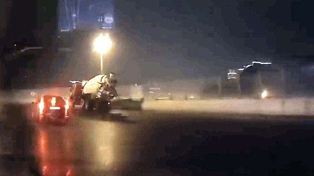 Video: Kinh hoàng cảnh xe bồn lật nghiêng, rơi từ cầu vượt xuống đất