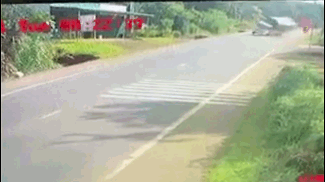 Video: Mất lái khi vào cua, xe tải lật nghiêng rồi trượt dài trên đường