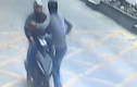 Video: Tài xế xe tải tung cú đá kungfu, hạ gục tên trộm điện thoại