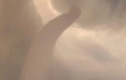 Video: Bất ngờ vòi rồng và cầu vồng cùng xuất hiện giữa trời quang