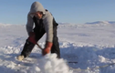 Video: Nhóm người đào hố băng rồi kéo lên một chiếc lồng, kết cục bất ngờ