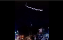 Video: Trăn khổng lồ đu mình trên dây điện khiến nhiều người sợ hãi