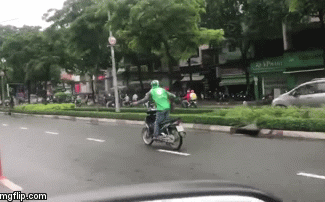 Tài xế Grabbike đi xe thả tay cực "láo" trên phố gây phẫn nộ 